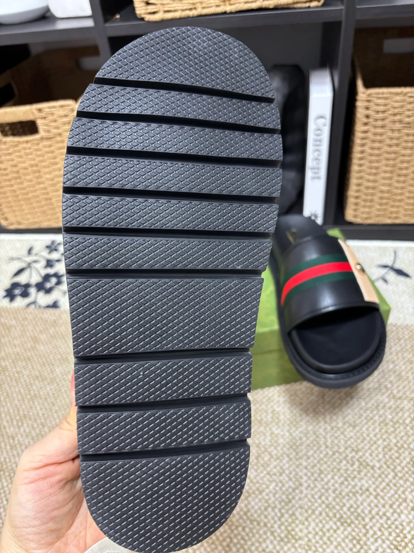 Factory 💰 300 yuan Gucci slippers] high-end men's shoes brand official website 1:1 latest masterpiece: original mold customization, the fabric is made of imported original materials, upgraded outsole, lighter and non-slip. The market's top quality, simple yet tasteful, a must-have for fashionistas, fashionable at your feet, full of confidence, the same style at the counter 👍The season of summer slippers is here. Code: 38-45 (45 customized)